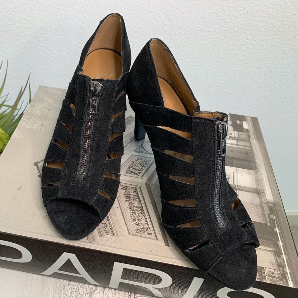 Aerosoles Heel-rest - Black Bootie. In a faux suede with a zipper in the front